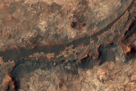 На Марсе обнаружили русло древней реки и скрытую воду под гигантской сетью каньонов