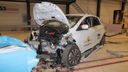 Euro NCAP провел краш-тесты электромобилей Renault Zoe и Dacia Spring — они показали «0» и «1» звезду соответственно [видео]