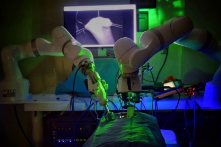 Робот-хирург STAR впервые самостоятельно провел сложную лапароскопическую операцию — и сделал это лучше людей