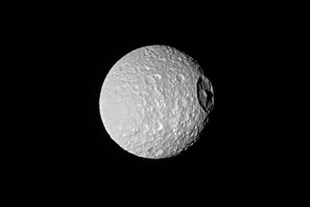 У похожего на «Звезду смерти» спутника Сатурна обнаружили признаки подледного океана — ранее его считали полностью замерзшим