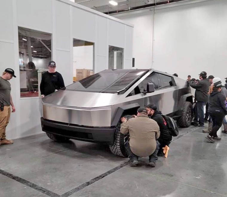 Оновлений Tesla Cybertruck показали на відео: пікап втратив зовнішні дверні ручки і ковпаки на колесах