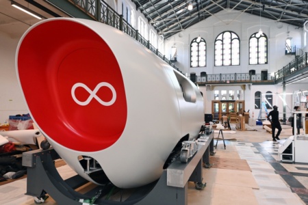 Virgin Hyperloop уволила половину сотрудников и переориентируется от пассажирских перевозок к грузоперевозкам
