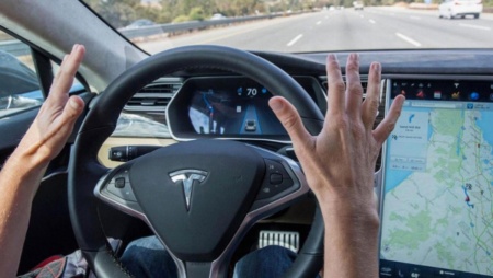 Владелец Tesla не смог попасть в заблокированный автомобиль из-за неисправного аккумулятора — компания потребовала $21 тыс. за его замену