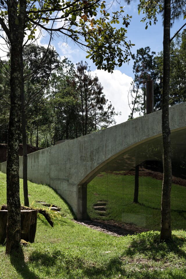 Мексиканские архитекторы создали подземный дом в стиле «Хоббита» для побега от городской суеты