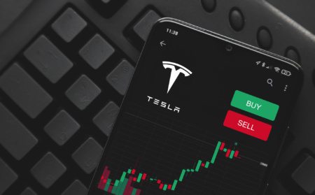 Акции Tesla: сколько можно было заработать в 2021, вложив в них $500 на неделю