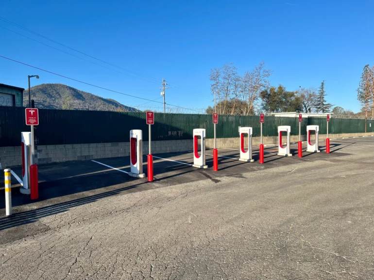 В США на только открывшейся зарядной станции Tesla Supercharger украли медные кабели