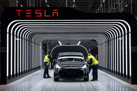 Tesla отключит функцию автономного проезда знака STOP без полной остановки — ранее регулятор заявил, что она «повышает риск ДТП»