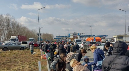 Волонтеры запустили сайт помощи беженцам, а соседние страны максимально упростили правила для въезда украинцев