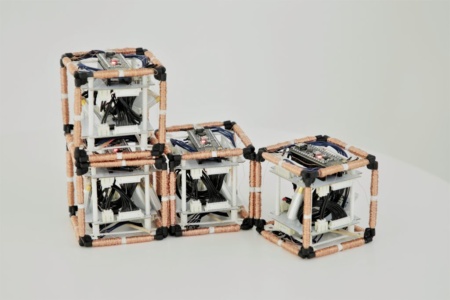Ученые создали простых и дешевых роботов ElectroVoxel, способных менять форму в космосе