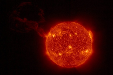 Зонд Solar Orbiter зафиксировал гигантский корональный выброс на Солнце — он распространился на миллионы километров в космос [Видео]