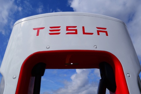 Водитель Tesla не мог зарядить свою Model S при -7°C, но видео с неудачей сделало автомобилиста популярным в TikTok (он собирает миллионы просмотров)