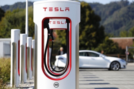 Tesla пропонує безоплатну зарядку електромобілів на станціях Supercharger у сусідніх країнах для всіх людей, які тікають від війни