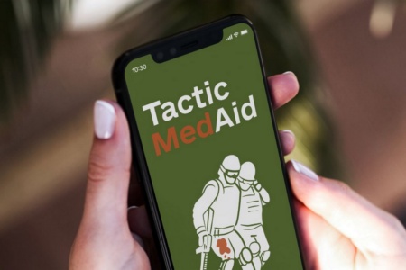 Додаток TacticMedAid, що навчає домедичної допомоги, вийшов на iOS та Android. Він працює офлайн