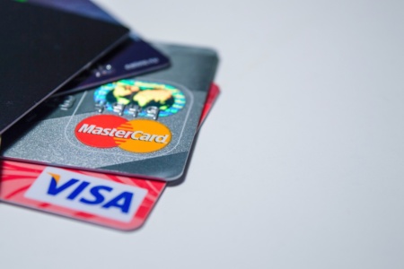 Mastercard розпочав блокування російських банків, Visa також готується до відключення росії