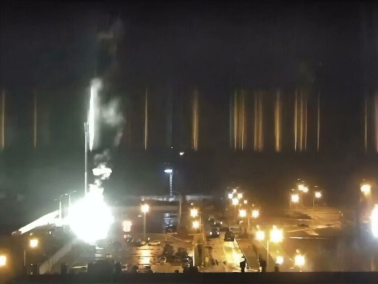 Российские войска обстреляли Запорожскую АЭС, что вызвало пожар в учебном корпусе. Радиационный фон – в пределах нормы