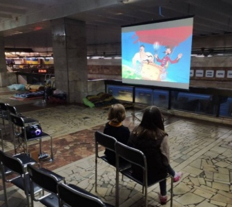 КМДА та «Довженко-Центр» проведуть кінопокази на станціях метро, які кияни використовують як укриття