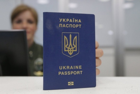 ДМСУ: Строк дії паспортів громадян України продовжують на 5 років та вклеюють фотокартки дітей навіть за кордоном