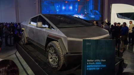 Tesla показала новые прототипы Roadster и Cybertruck с независимыми колесами [Видео]