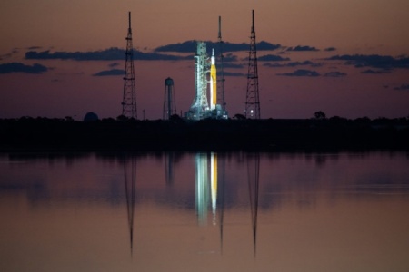 NASA готовится возобновить ключевые испытания своей самой мощной ракеты Space Launch System. Она предназначена для отправки людей на Луну и Марс