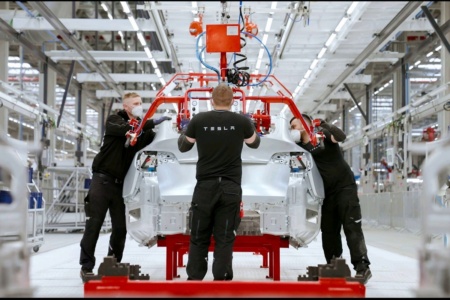 Tesla опубликовала потрясающее видео работы Gigafactory Berlin изнутри: дрон показал процесс производства Model Y