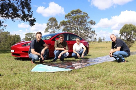 Австралійські вчені протестують друковані сонячні панелі електромобілем Tesla. Вони розраховують проїхати 15 100 км за 84 дні