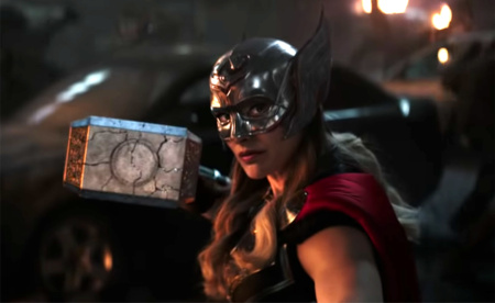 Marvel выпустила первый трейлер фильма «Тор: Любовь и гром», где Натали Портман появилась с Мьёльниром в руке