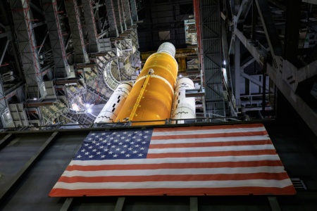 NASA розпочало ключові випробування своєї надважкої ракети Space Launch System, призначеної для відправки людей на Місяць і Марс [відеотрансляція]