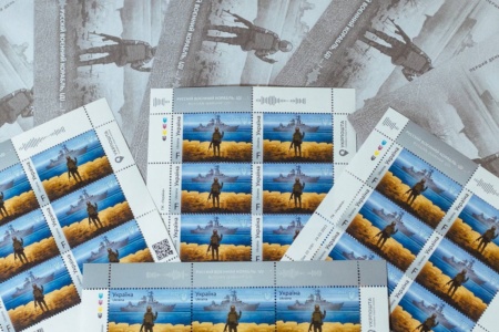 На аукціон виставили поштові марки «Русскій воєнний корабль, іді …!» та конверти зі спецпогашенням з підписами автора легендарної фрази. Стартова ціна — 25 тис. грн