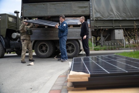 Ілон Маск, окрім Starlink, подарував Україні сонячні панелі та акумулятори Tesla Powerwall — їх передали амбулаторіям в Бородянці та Ірпені