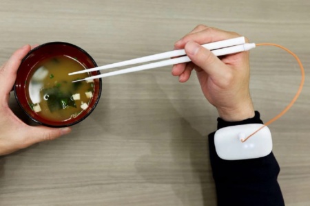 Японские исследователи разработали палочки для еды, усиливающие соленый вкус