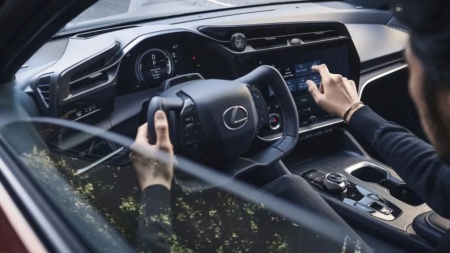 Lexus показав майбутній електромобіль RZ 450e зі штурвалом замість класичного керма