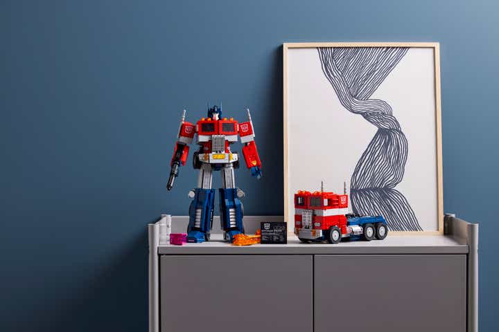 С 1 июня стартуют продажи Оптимуса Прайма от Lego, который превращается в грузовик без необходимости пересобирать его. Стоимость 35-сантиметрового автобота — $170