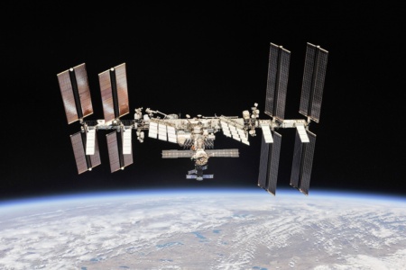 Астронавту Международной космической станции в шлем попала вода — NASA приостановило выходы в открытый космос на время расследования