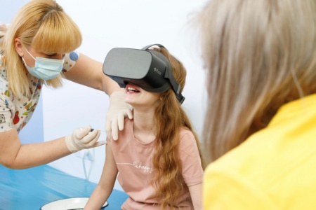 Клініка у Львові закупила VR-гарнітури, щоб діти не боялися вакцинації