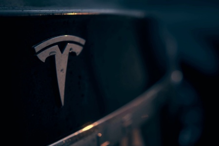 Новая Tesla Model S получила моторизованный поворотный центральный дисплей