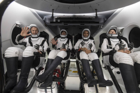 Капсула SpaceX Dragon благополучно вернула экипаж Crew-3 с МКС на Землю