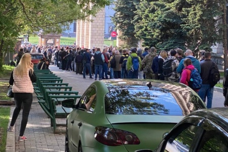 A huge line lined up at the Main Post Office on Khreshchatyk for new stamps about the Russian ship