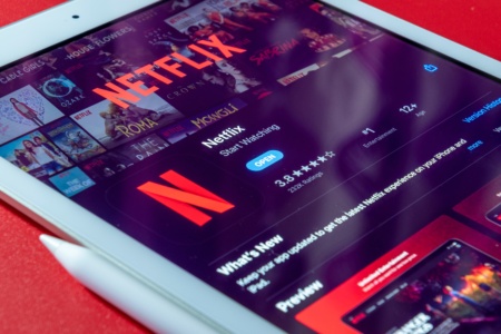 Netflix має новий план щодо покращення сервісу: трансляція прямих ефірів та голосування
