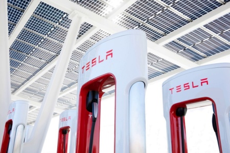 Использовать зарядные станции Tesla Supercharger теперь могут любые электромобили в Великобритании, Испании, Швеции и Австрии