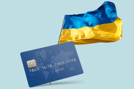 ПриватБанк: В мае украинцы активнее расплачивались картами за еду и технику, а также чаще посещали кафе, рестораны и АЗС