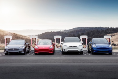 Tesla впроваджує HELP — нову систему цифрових, світлових та стільникових сповіщень про небезпеку для автомобілів