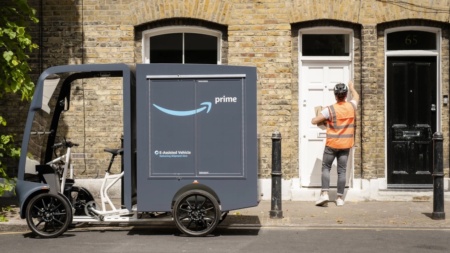 Amazon начал менять в Великобритании ДВС-фургоны доставки на электровелосипеды, стилизованные под электромобили