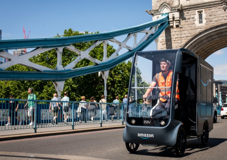 Amazon начал менять в Великобритании ДВС-фургоны доставки на электровелосипеды, стилизованные под электромобили