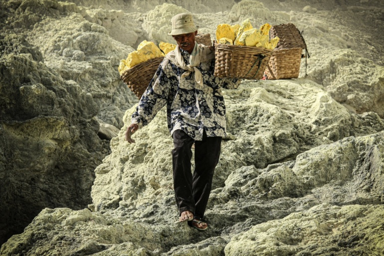 Как электромобили и зеленая энергетика зависят от кустарных шахт по добыче кобальта в Конго