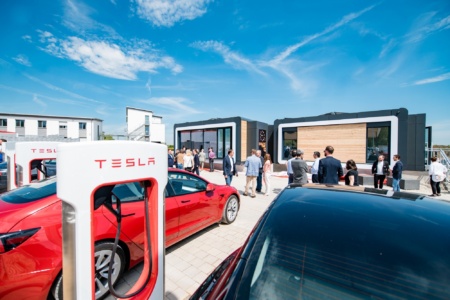Відео дня: у Німеччині проапгрейдили Tesla Supercharger за допомогою автоматизованого МАФ з кавою, їжею, туалетом та Nintendo Switch