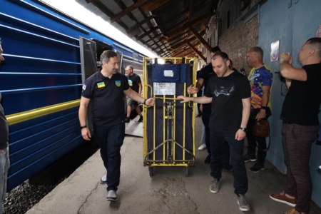 Ukrposhta and Ukrzaliznytsia have already delivered 2 million parcels by rail