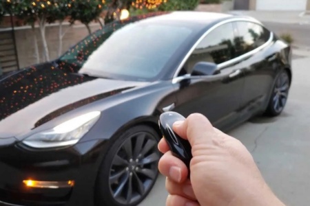 Tesla убрала физический «ключ»-брелок из новых поставок Model S и Model X стоимостью более $100 тыс. — и продает его отдельно за дополнительные $175