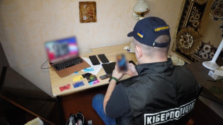 Кіберполіція у співпраці з monobank та «ПриватБанком» упіймала фішерів, які привласнили 10 мільйонів гривень з банківських карток українців