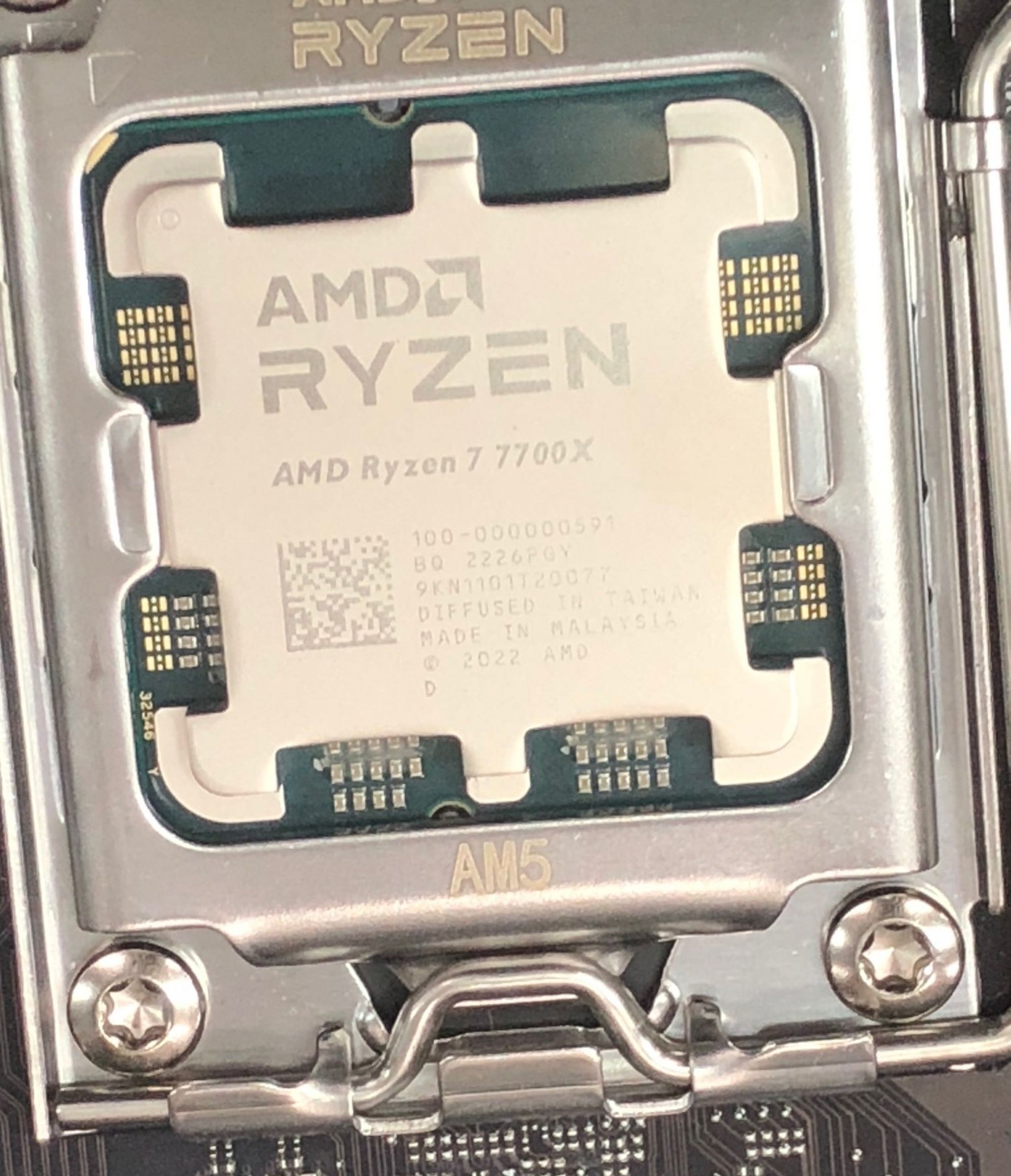 Процессор AMD Ryzen 7 7700X крупным планом на фото