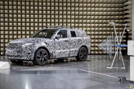 Jaguar Land Rover відкрив спецлабораторію з тестування автомобілів на електромагнітну сумісність